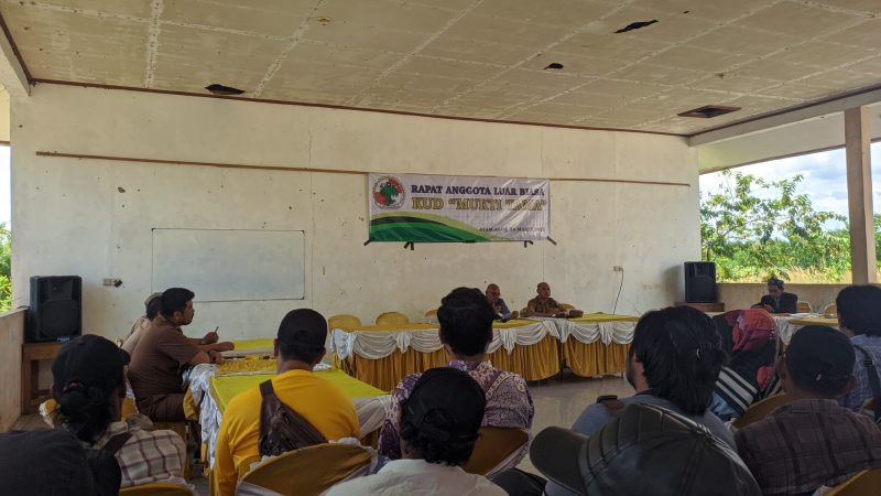 Pengurus lama KUD Mukti Tama menggelar rapat anggota luar biasa (RALB) di Halaman Kantor Desa Asri Mulya, Kecamatan Jorong, Tanah Laut (Tala), Kalsel, pada Senin, 24 Maret 2025. Foto: M Lutfi Ashidiqi/1tulah.com