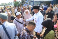Bupati Tanah Laut (Tala), H Rahmat Trianto, didampingi Wakil Bupati H Muhammad Zazuli serta jajaran forkopimda, melepas keberangkatan 80 pemudik yang mengikuti Layanan Mudik Gratis (Ladis) di Halaman Pertasi Kencana, Pelaihari, pada Rabu, 26 Maret 2025. Foto: M Lutfi Ashidiqi/1tulah.com