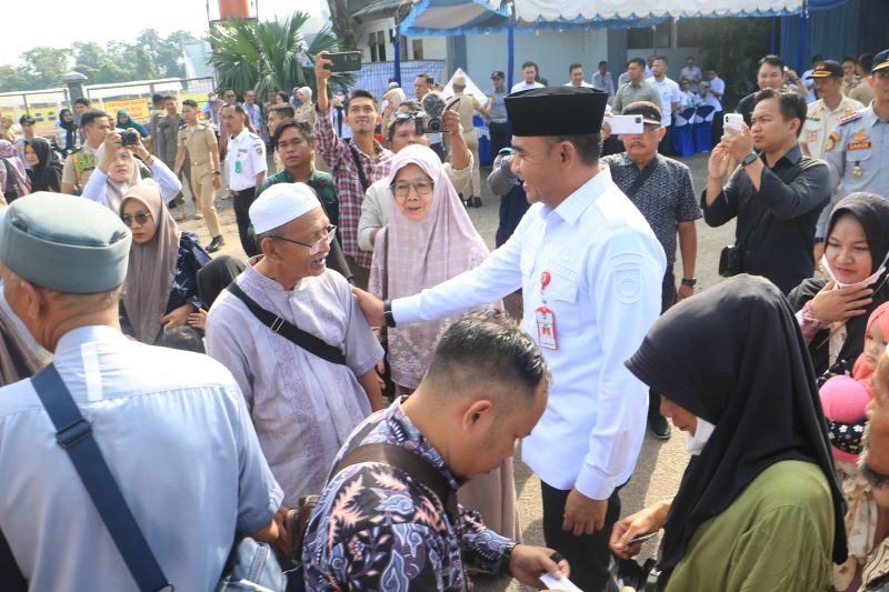 Bupati Tanah Laut (Tala), H Rahmat Trianto, didampingi Wakil Bupati H Muhammad Zazuli serta jajaran forkopimda, melepas keberangkatan 80 pemudik yang mengikuti Layanan Mudik Gratis (Ladis) di Halaman Pertasi Kencana, Pelaihari, pada Rabu, 26 Maret 2025. Foto: M Lutfi Ashidiqi/1tulah.com
