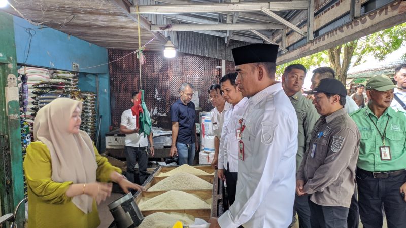 Menjelang hari raya Idulfitri, Bupati Tanah Laut (Tala), H Rahmat Trianto melakukan inspeksi mendadak (sidak) ke Pasar Tapandang Berseri, di Jalan Kemakmuran, Karang Taruna, Pelaihari, pada Rabu, 26 Maret 2025. Foto: M Lutfi Ashidiqi/1tulah.com
