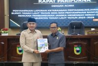 Bupati Tanah Laut (Tala), H Rahmat Trianto, dengan penuh optimisme memaparkan Laporan Keterangan Pertanggungjawaban (LKPJ) Tahun Anggaran 2024 dalam rapat paripurna di Gedung DPRD Tala, pada Kamis, 27 Maret 2025. Foto: M Lutfi Ashidiqi/1tulah.com