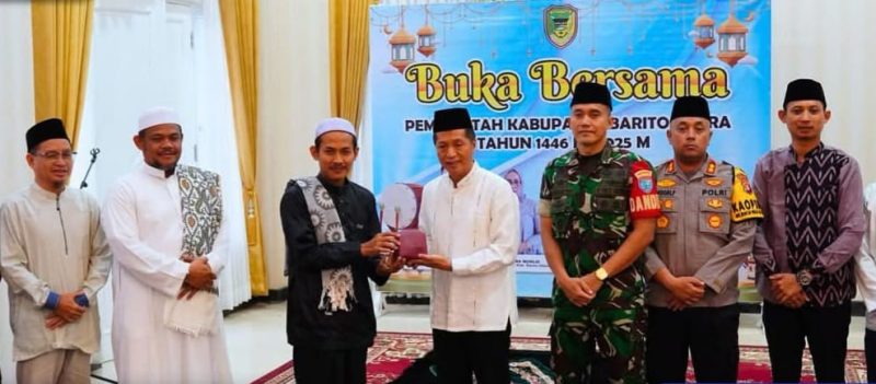 Pemerintah Kabupaten (Pemkab) Barito Utara (Barut), Kalteng, menggelar acara buka puasa bersama yang dihadiri oleh Pj Bupati Barut Muhlis dan jajaran, serta masyarakat di Rumah Jabatan (Rujab) Bupati setempat, Kamis, 27 Maret 2025. Foto: Diskominfosandi Barut