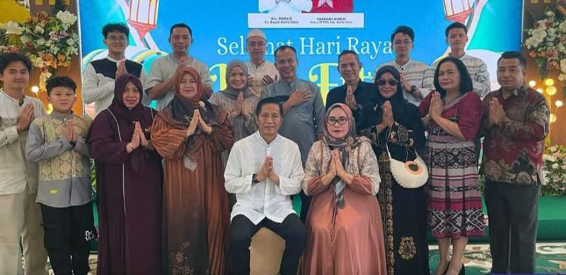 Untuk mempererat tali silaturahmi dengan masyarakat di Kabupaten Barito Utara (Barut), Kalteng, Pj Bupati Barut, Muhlis beserta keluarga menggelar open house Idulfitri 1 Syawal 1446 Hijriah, Senin, 31 Maret 2025. Foto: Diskominfosandi Barut
