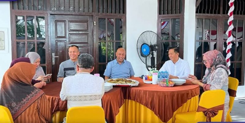 Dalam rangka menyambut hari raya Idulftri 1446 Hijriyah, Pj Bupati Barito Utara (Barut), Kalteng, Muhlis beserta jajaran melaksanakan kunjungan silaturahmi ke Rumah Jabatan (Rujab) Kapolres Barut dan Dandim 1013/Muara Teweh, Senin, 31 Maret 2025. Foto: Diskominfosandi Barut