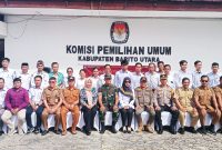 Ketua KPU bersama 14 KPPS yang baru dan tamu undangan lainnya. Foto: Istimewa