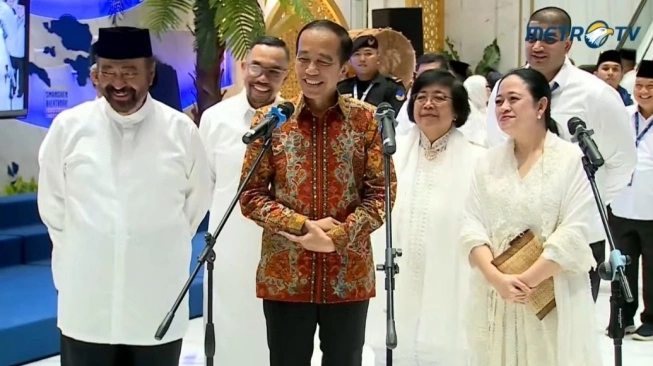 Presiden ketujuh Jokowi saat memberikan keterangan pers dalam acara buka bersama yang digelar Partai NasDem di NasDem Tower, Jumat (21/3/2025). (sumber: suara.com)