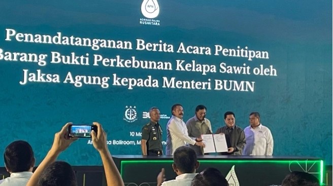 Penyerahan barang bukti perkebunan kelapa sawit oleh Jaksa Agung kepada Menteri BUMN.(Suara.com/Achmad Fauzi)