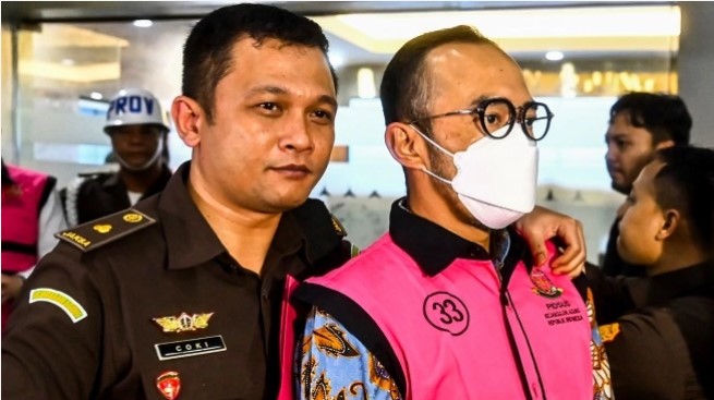 Direktur Utama PT Pertamina Patra Niaga Riva Siahaan sebagai tersangka kasus dugaan korupsi dalam tata kelola minyak mentah dan produk kilang pada PT Pertamina Subholding dan Kontraktor Kontrak Kerja Sama (KKKS) tahun 2018-2023 di Kejaksaan Agung, Jakarta, Selasa (25/2/2025). [Antara/Rivan Awal Lingga/nym]