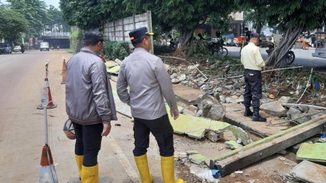 Lokasi pagar benton di Bekasi yang viral dijebol warga saat banjir. (sumber: suara.com)