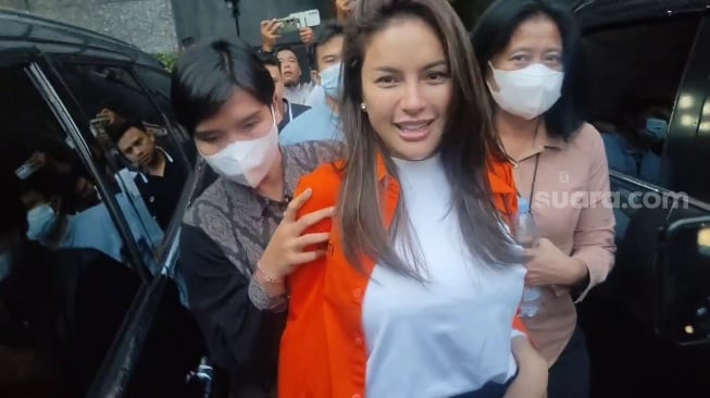 Nikita Mirzani resmi jadi tahanan Polda Metro Jaya, Selasa (4/3/2025) (sumber: suara.com)