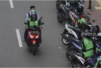 Sebagai ilustrasi PSBB Jakarta: Ojek online membawa penumpang melintas di kawasan Palmerah, Jakarta, Selasa (7/4). [Suara.com/Angga Budhiyanto]