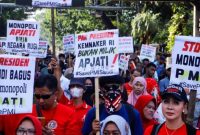 Massa yang tergabung dalam Solidaritas Perjuangan Pekerja Migran Indonesia melalukan aksi di sekitar Patung Kuda, Jakarta, Senin (31/7/2023). [Suara.com/Alfian Winanto]