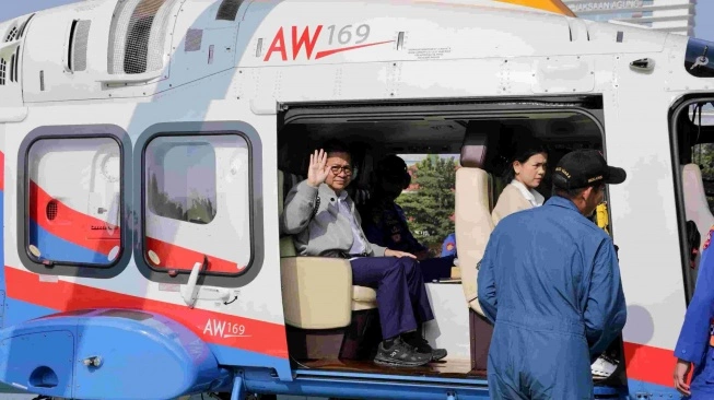Pramono Gubernur DKI Jakarta pantau banjir pakai helikopter (sumber: suara.com)