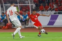 Ricky Kambuaya menunjukkan performa ciamik saat Timnas Indonesia menjamu Bahrain dalam lanjutan babak Ketiga Kualifikasi Piala Dunia 2026 di Stadion Utama Gelora Bung Karno (SUGBK) Jakarta, Selasa (25/3/2025) malam (sumber: suara.com)
