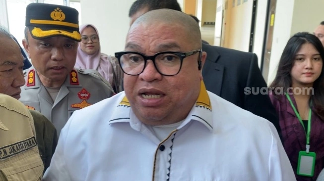 Razman Arif Nasution usai sidang kasus dugaan pencemaran nama baik di Pengadilan Negeri Jakarta Utara, Kamis (27/2/2025). (sumber: suara.com)