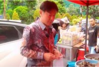 Shin Tae Yong atau yang akrab disapa STY kedapatan sedang menikmati waktu berburu takjil. [X]