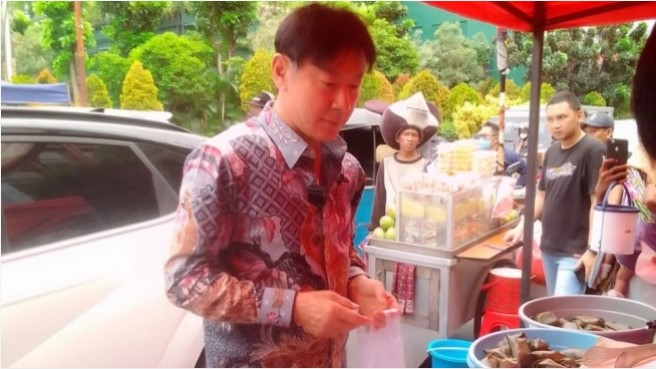 Shin Tae Yong atau yang akrab disapa STY kedapatan sedang menikmati waktu berburu takjil. [X]