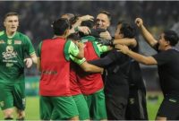 Pelatih Persebaya Surabaya Paul Munster (tengah) melakukan selebrasi bersama pemainnya saat laga pekan ke-25 BRI Liga 1 Indonesia di Stadion GBT Surabaya, Sabtu (1/3/2025) malam. ANTARA/Rizal Hanafi