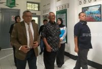 Puspo Wardoyo (tengah) usai menjalani sudang mediasi yang berlangsung di PN Kota Surakarta, Kamis (13/3/2025) kemarin. [Suara.com/Ronald Seger Prabowo]