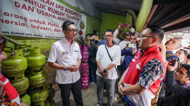 Wakil Menteri BUMN Aminuddin Ma'ruf mengunjungi Pangkalan LPG 3 Kg Kartika. (sumber: suara.com)