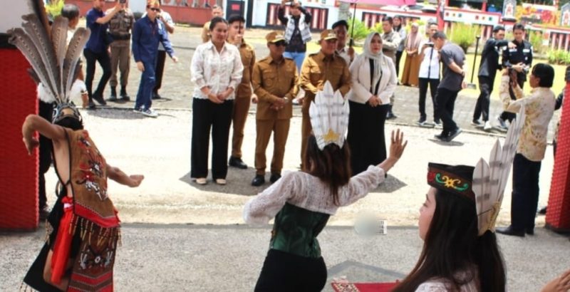 Bupati Heriyus dan Wabup Rahmanto saat memasuki Rujab Bupati