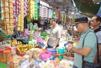 2 anggota DPRD Barut saat mengunjungi Pasar Tradisional Pendopo guna memantau harga kebutuhan barang, Sabtu (8/3/2025).Foto.Deni/1tulah.com