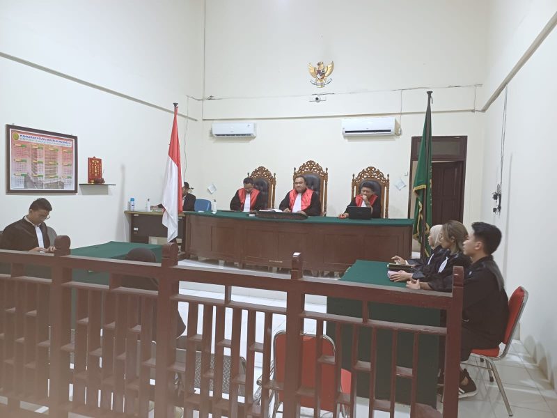 Foto : Majelis hakim PN Muara Teweh saat menggelar sidang pembacaan putusan terhadap terdakwa Ulfi Fahriah, Jumat (21/3/2025).Foto.Deni/1tulah.com