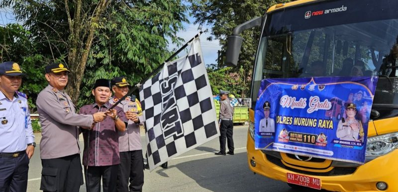 Wabup Rahmanto MUhidin didampingi Kapolres Mura AKBP Irwansah melepas Peserta Mudik Gratis, Jumat (28/03/2025)