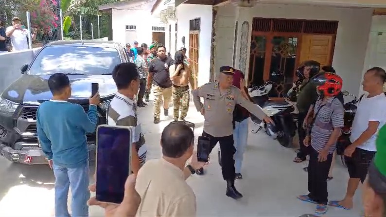 Lokasi penggerebekan dugaan praktik money politic jelang PSU Barito Utara saat petugas mengamankan sejumlah orang dari sebuah rumah, Jumat (14/3/2024). Foto:Tangkapan Layar