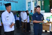 Penjabat (Pj) Bupati Barito Utara (Barut), Kalteng, Muhlis didampingi unsur perangkat daerah setempat bersama Baznas Barut, secara simbolis menyerahkan paket zakat kepada para mustahik dalam sebuah acara yang diselenggarakan di halaman kantor Baznas, Rabu, 26 Maret 2025. Foto: Diskominfosandi Barut