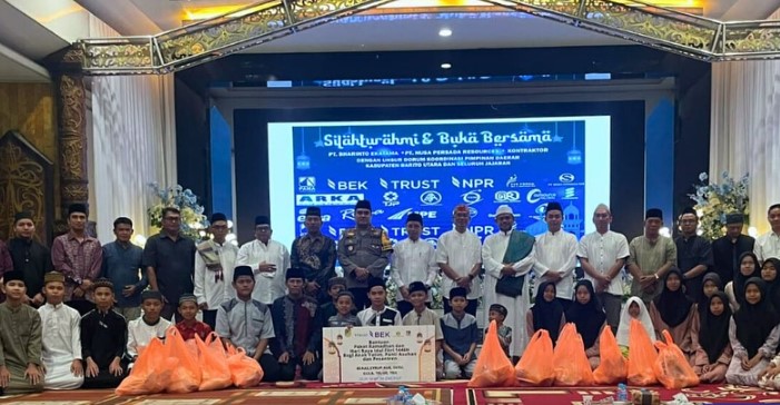Asisten Sekda Bidang Administrasi Umum, Yaser Arafat, beserta unsur kepala perangkat daerah dan Forkopimda, menghadiri acara Safari Ramadan dan buka puasa bersama yang diselenggarakan oleh PT Bharinto Ekatama (BEK) di Gedung Serbaguna Balai Antang, Muara Teweh, Rabu, 19 Maret 2025. Foto: Diskominfosandi Barut