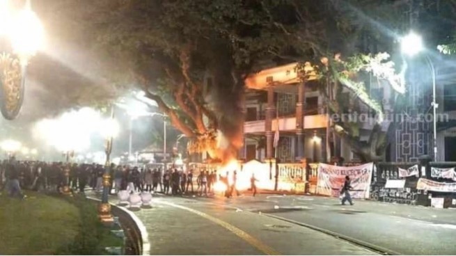 Pos Satpam dan Gudang Arsip DPRD Kota Malang terbakar saat demo tolak RUU TNI di Gedung DPRD Kota Malang, pada Minggu (23/3/2025). [Beritajatim]