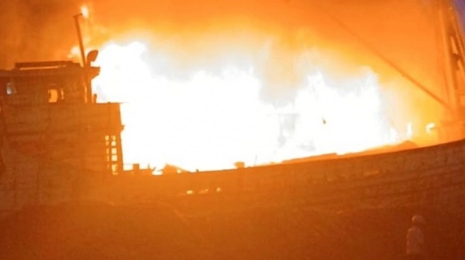 Kondisi kapal yang terbakar saat melakukan aktivitas bongkar muat di Pelabuhan Sunda Kelapa, Jakarta Utara (sumber: suara.com)
