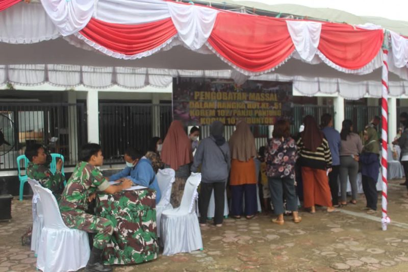Masyarakat Kota Buntok saat mendaftarkan diri pada kegiatan bakti sosial dalam wujud pengobatan masal gratis yang dilaksanakan Kodim 1012/Buntok, bertempat di depan RSUD Jaraga Sasameh, Kamis (20/3/2025). Foto. Alifansyah/1tulah.com