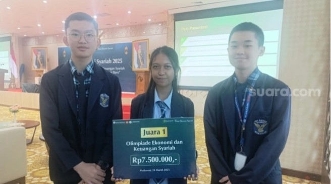 Tiga pelajar SMA Katolik Rajawali memenangkan lomba Olimpade ekonomi dan keuangan syariah yang digelar Bank Indonesia [SuaraSulsel.id/Lorensia Clara]