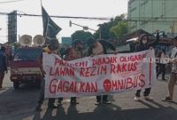 Aliansi Rakyat Bergerak (ARB) kembali turun ke jalan untuk menggelar aksi protes menolak pengesahan Omnibus Law RUU Cipta Kerja di Jalan Gejayan, Sleman, Jumat (14/8/2020). - (SuaraJogja.id/Mutiara Rizka)