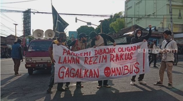 Aliansi Rakyat Bergerak (ARB) kembali turun ke jalan untuk menggelar aksi protes menolak pengesahan Omnibus Law RUU Cipta Kerja di Jalan Gejayan, Sleman, Jumat (14/8/2020). - (SuaraJogja.id/Mutiara Rizka)