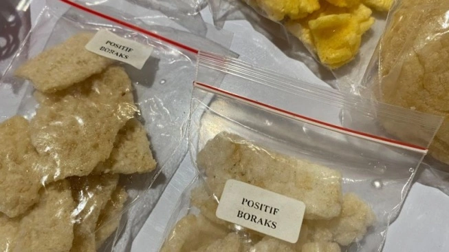 Sejumlah sampel takjil yang ditampilkan Balai Besar Pengawas Obat dan Makanan (BBPOM) di Pondok Indah Mall (PIM) 3, Jakarta, Rabu (19/3/2025). (sumber: suara.com)