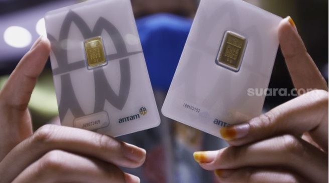 Pramuniaga menunjukkan emas batangan di Cikini Gold Center, Jakarta, Rabu (8/4). [Suara.com/Angga Budhiyanto]