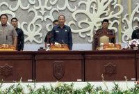 Ketua DPRD Kalteng Arton S Dohong bersama Wagub Kalteng Edy Pratowo saat rapat paripurna di Gedung DPRD Kalteng, Rabu (9/4/2025).Foto:Istimewa