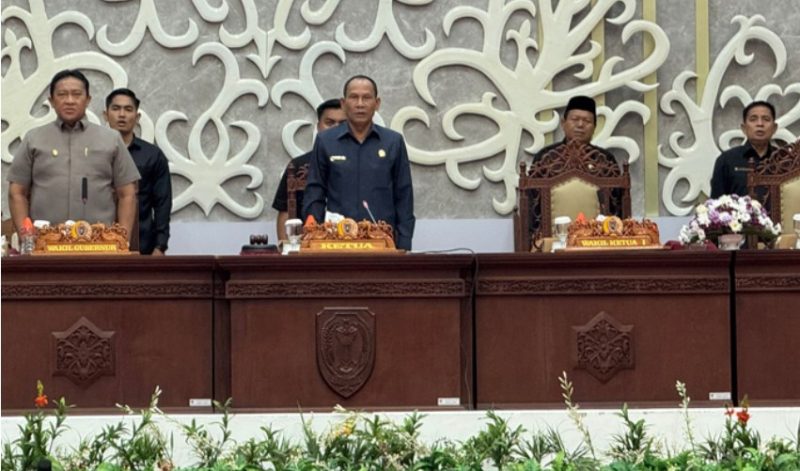 Ketua DPRD Kalteng Arton S Dohong bersama Wagub Kalteng Edy Pratowo saat rapat paripurna di Gedung DPRD Kalteng, Rabu (9/4/2025).Foto:Istimewa
