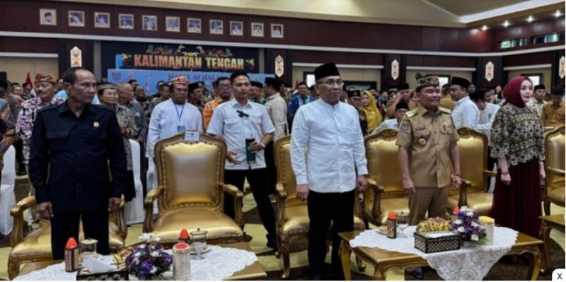 Ketua DPRD Kalteng Arton S Dohong (paling kiri) bersama Gubernur Kalteng H Agustiar Sabran beserta Istri, Aisyah Thisia Agustiar Sabran dan Ketua Umum PBNU KH Yahya Cholil Staquf, di AJT Kantor Gubernur setempat, Senin (14/4/2025) lalu. Foto:Istimewa