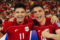 Timnas Indonesia Ragnar Oratmangoen dan Joey Pelupessy merayakan kemenangan atas Bahrain dalam laga kedelapan Grup C putaran ketiga Kualifikasi Piala Dunia 2026 zona Asia di Stadion Utama Gelora Bung Karno (SUGBK), Senayan, Jakarta, Selasa (25/3/2025) malam WIB. [Dok. PSSI]