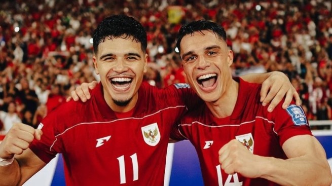 Timnas Indonesia Ragnar Oratmangoen dan Joey Pelupessy merayakan kemenangan atas Bahrain dalam laga kedelapan Grup C putaran ketiga Kualifikasi Piala Dunia 2026 zona Asia di Stadion Utama Gelora Bung Karno (SUGBK), Senayan, Jakarta, Selasa (25/3/2025) malam WIB. [Dok. PSSI]