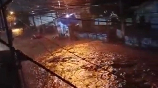 Banjir di Panjang Bandar Lampung terjadi pada Senin (21/4/2025) dini hari mengakibatkan tiga warga tewas. (sumber: suara.com)