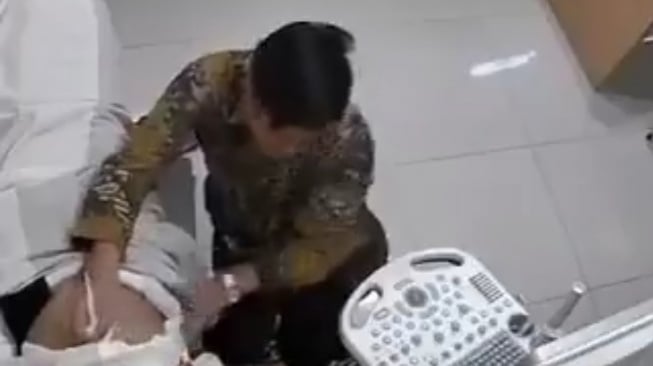 Dokter Spesialis Kandungan di Garut Diduga Lakukan Pelecehan Saat USG, Rekaman CCTV Beredar  (sumber: suara.com)