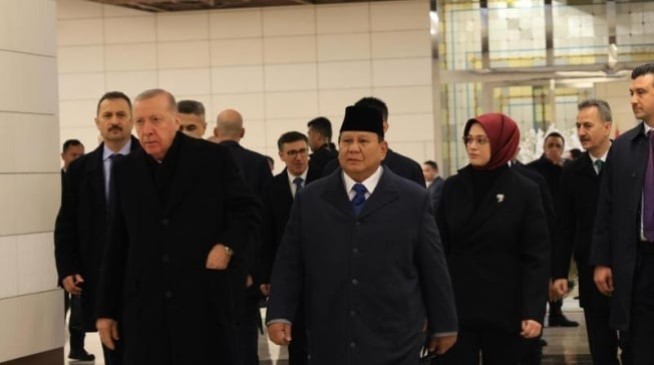 Presiden Republik Turkiye, Recep Tayyip Erdoan menyambut langsung kedatangan Presiden Republik Indonesia, Prabowo Subianto tiba di Bandar Udara Internasional Esenboa, Ankara, Turkiye, Rabu (9/4/2025) sekitar pukul 19.00 waktu setempat. (Foto: Rian - Biro Pers Sekretariat Presiden)