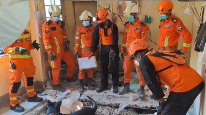 Personel INASAR saat melakukan operasi pencarian dan pertolongan terhadap korban bencana pada sebuah kompleks perumahan pegawai negeri sipil (PNS) yang runtuh karena gempa bumi di Thukha Theiddhi Ward, Naypyidaw, Myanmar, Rabu (2/1/2025). [Dok. Antara]