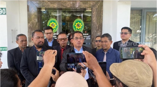 Sejumlah pengacara yang tergabung dalam Tolak Ijazah Palsu Usaha Gakpunya Malu (TIPU UGM) resmi melayangkan gugatan ijazah palsu Jokowi. Gugatan itu didaftarkan langsung di Pengadilan Negeri (PN) Kota Surakarta, Senin (14/4/2025) siang. [Suara.com/Ronald Seger Prabowo]