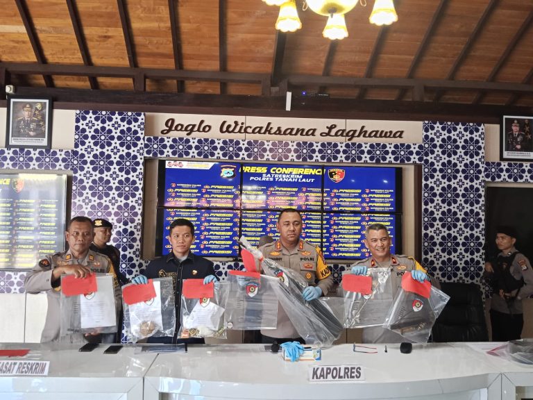 Kapolres Tanah Laut (Tala), AKBP Muhammad Junaeddy Johnny mengungkap kronologis insiden penembakan di Desa Benua Lawas, Kecamatan Takisung dalam konfrensi pers, Senin, 31 Maret 2025. Foto: Humas Polres Tala